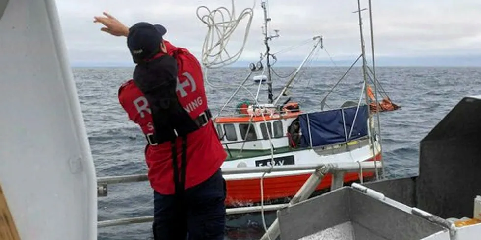 INGEN STORE SATSINGER: Statsminister Erna Solberg strammer litt inn og bruker litt mindre oljepenger neste år. Men ny redningshelikopterbase i Tromsø blir det satset på. Det gjør fiskernes hverdag litt tryggere. Her hjelper redningsselskapet en sjark uten framdrift utenfor Mehamn.