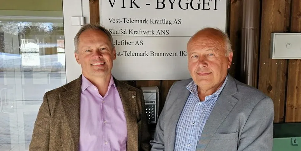 Svenn-Erik Rafoss (t.v) har overtatt som konsernsjef i Vest-Telemark Kraftlag etter Ketil Kvaale.