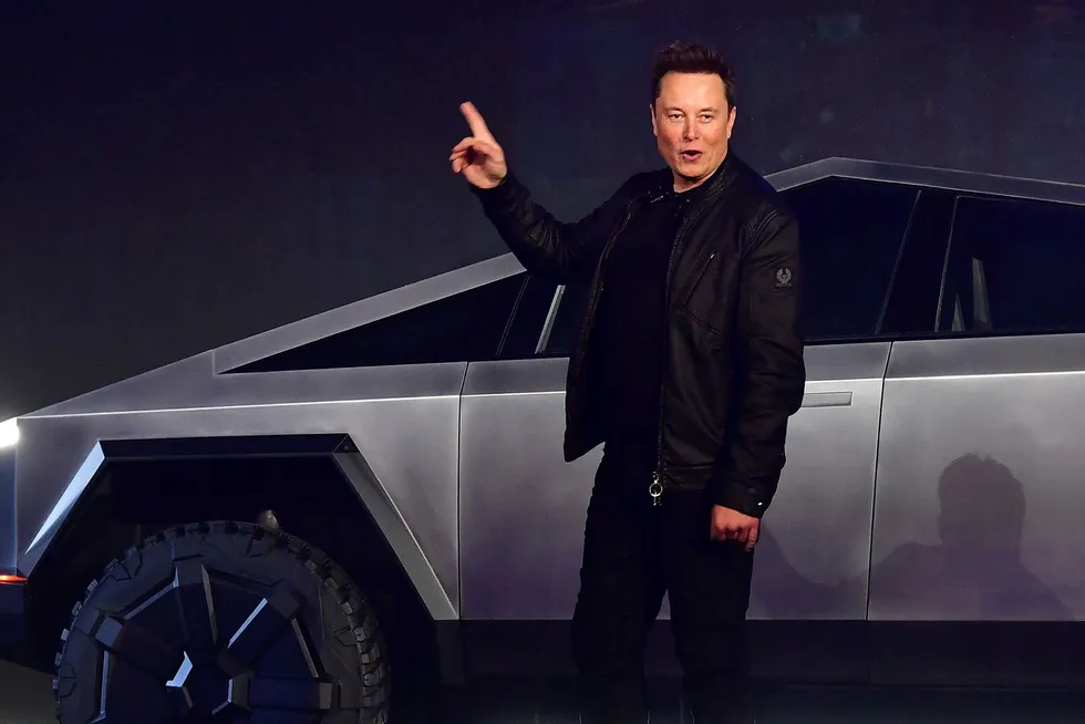 Elon Musk vil fra nå av prioritere å sende vanlige folk til verdensrommet.