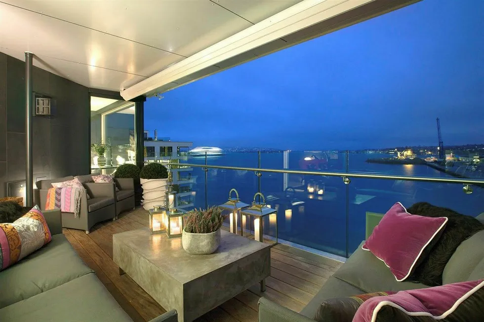 Denne leiligheten med to balkonger og tre parkeringsplasser annonseres til 50 millioner kroner på Dyna Brygge på Tjuvholmen i Oslo.