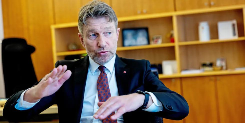 Olje- og energiminister Terje Aasland håper å sette i gang vindkraft-behandlingen før plan- og bygningsloven er klar.
