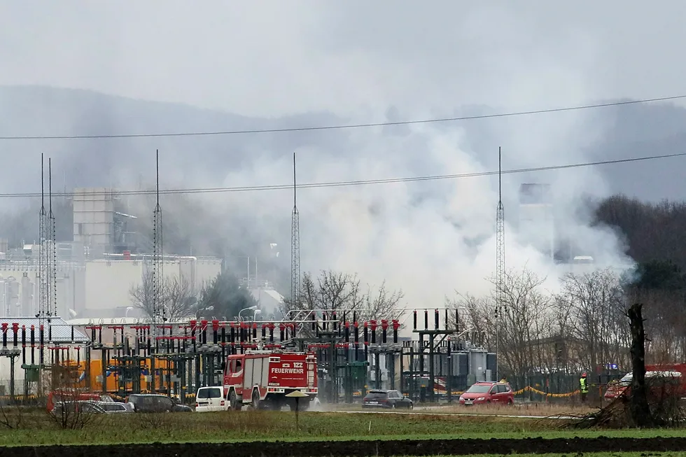 Damp stiger opp i lufta etter eksplosjonen. Foto: AP / NTB scanpix