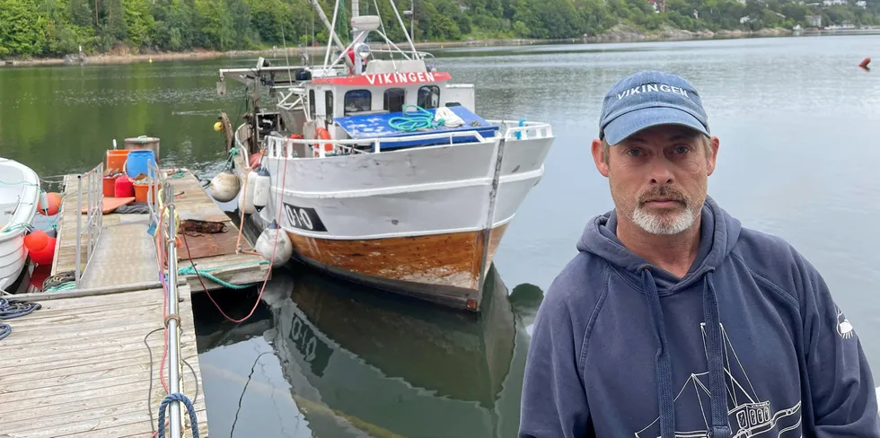 Fisker Sigurd Andre Kristoffersen på Ulvøya får ikke lenger ha flytebrygge til fiskebåten på sin egen eiendom. Familien har bodd og drevet fiske fra Ulvøya i 13 generasjoner.