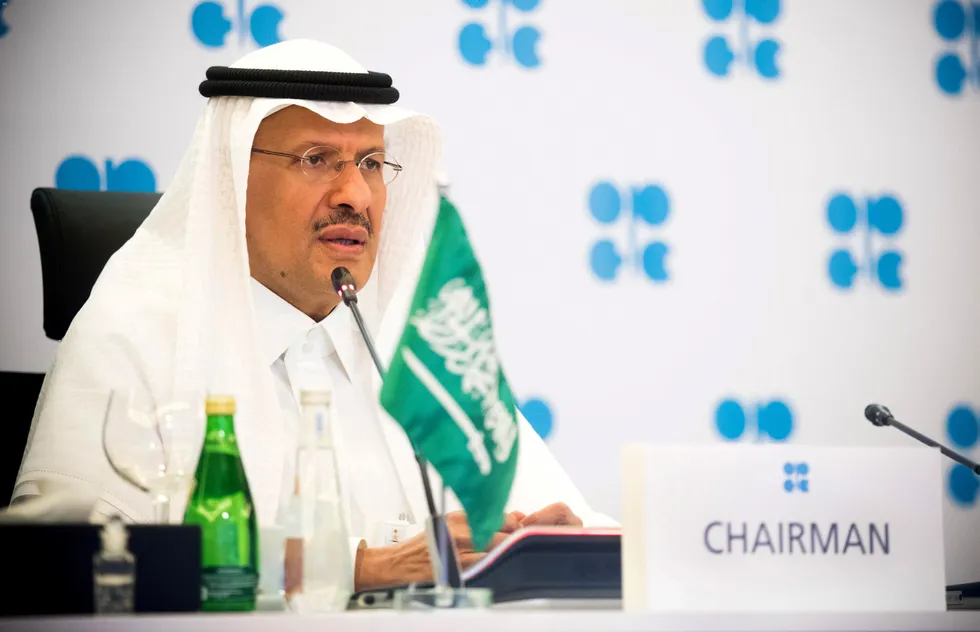 Saudi Arabias energiminister prins Abdulaziz bin Salman Al-Saud på et tidligere Opec-møte i april. Saudi Arabia går med på forslaget om å forlenge de nåværende produksjonskuttene.