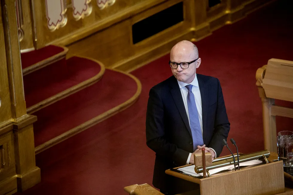 Det ble ulv igjen for klima- og miljøminister Vidar Helgesen da han stilte i Stortingets spontanspørretime onsdag. Foto: Fredrik Bjerknes