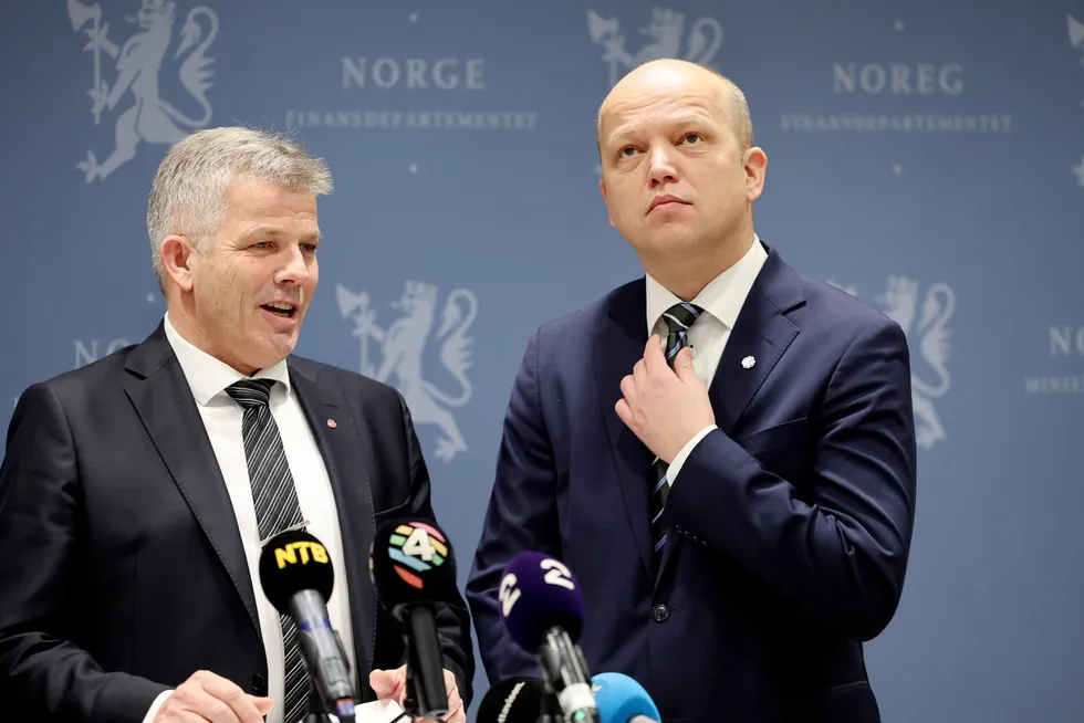 Bjørnar Skjæran og Trygve Slagsvold Vedum møtte pressen fredag formiddag. De vurderer å opprette et uavhengig råd for å fastsette normpriser som grunnlag for lakseskatten.
