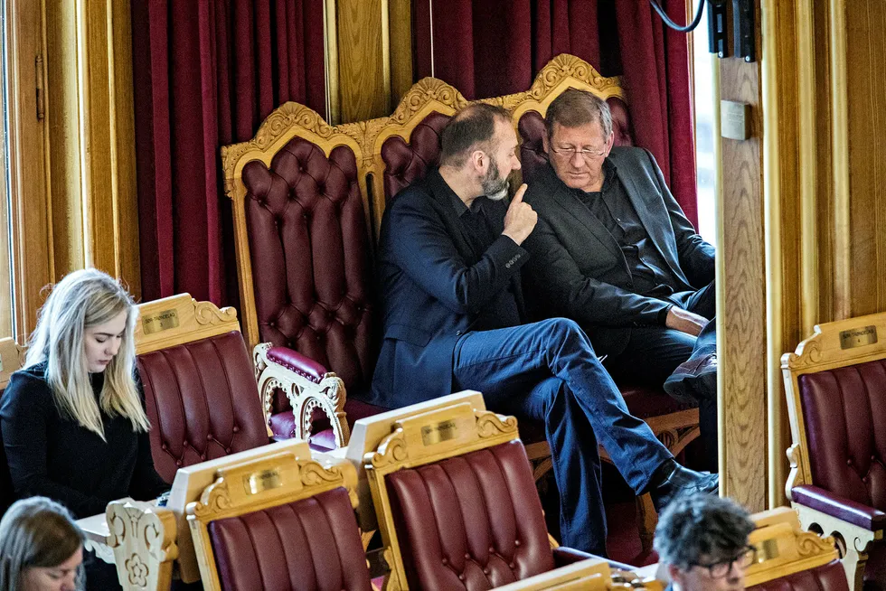 Jorodd Asphjell (til høyre) leder valgkomiteen i Trøndelag Ap, der et forslag om å velge Trond Giske (til venstre) til ny nestleder i fylkespartiet skaper strid. Her er de to i samtale i stortingssalen under en spørretime i fjor.