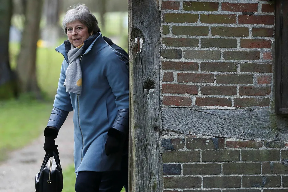 Storbritannias statsminister Theresa May på vei ut av kirken 10. mars. Men hennes bønn om at parlamentet måtte si ja til den nye brexit-avtalen med EU ble ikke hørt.