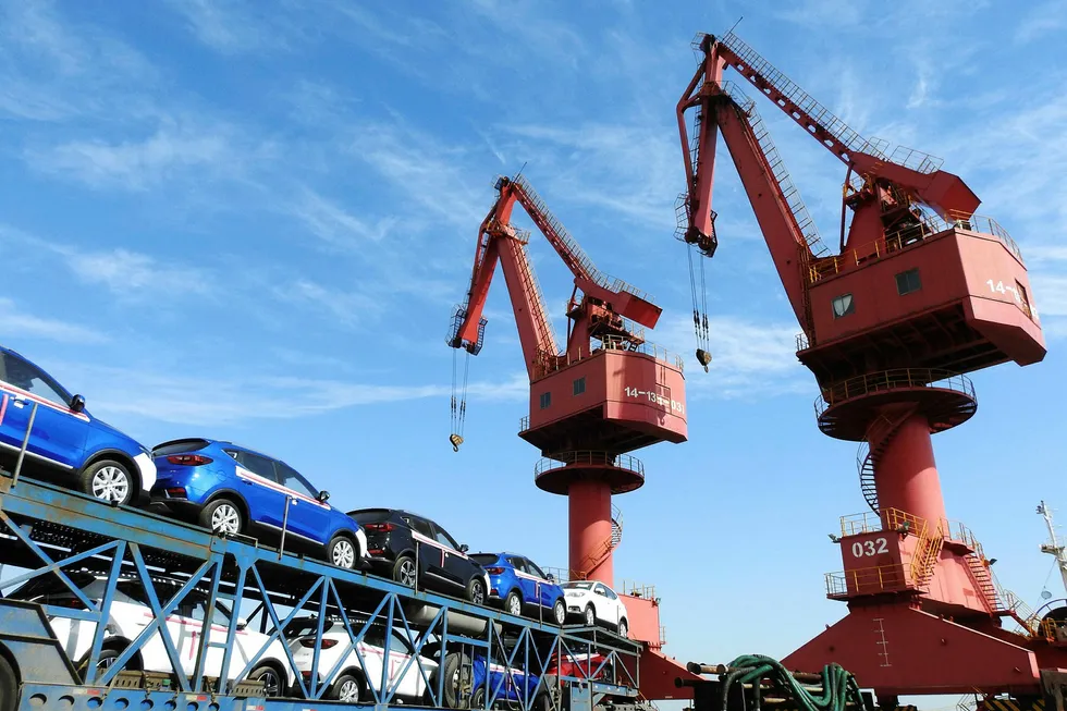 Biler blir eksportert fra en havn i Lianyungang i Kina.