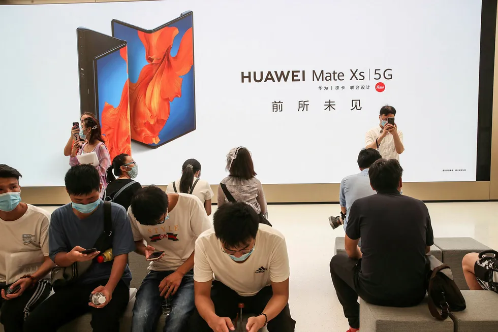 Huawei får følge av 19 andre kinesiske selskaper som det amerikanske forsvarsdepartementet Pentagon mener eies eller er kontrollert av det kinesiske militæret. Huawei åpnet onsdag flaggskiputsalg i Shanghai i et forsøk på å styrke grepet om hjemmemarkedet.