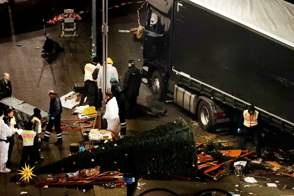 Politiets åstedsgranskere undersøkte tirsdag julemarkedet ved Kaiser-Wilhelm-Gedächtniskirche hvor en traileren kvelden før ble benyttet i et terrorangrep. Foto: Odd Andersen/Afp/NTB Scanpix
