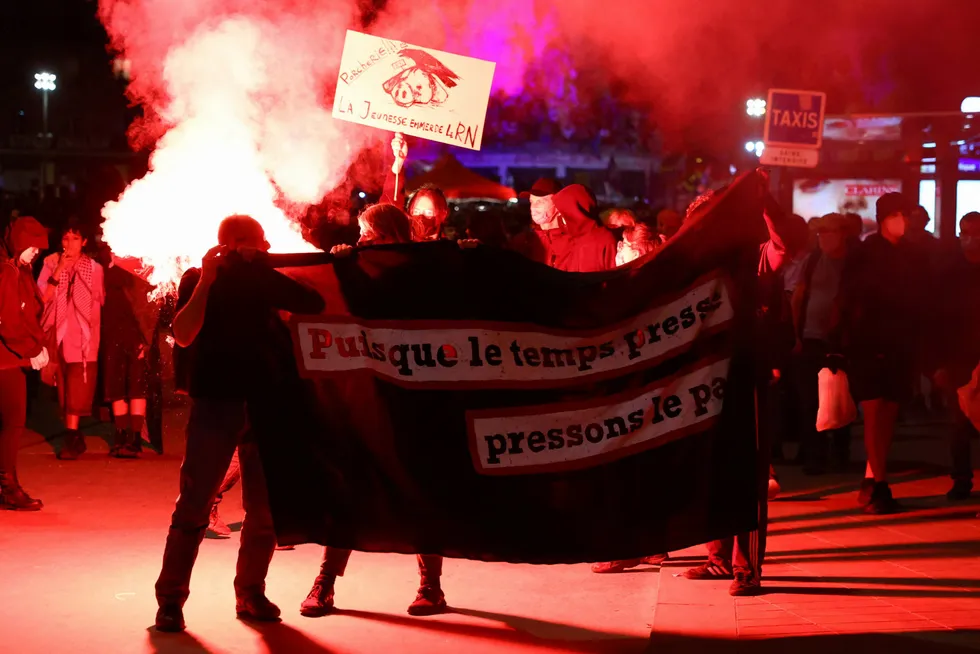 På'n igjen. Protestanter på Place de la Republiqie i Paris, etter at ytre høyrepartiet Rassemblement national, Nasjonal samling, ble størst i valget til nasjonalforsamling søndag.