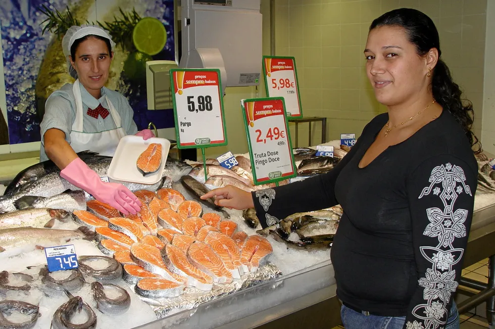 Laks er populært også i Portugal, som her i fiskedisken i et supermarked i Lisboa, der to ansatte har stilt opp for fotografen.