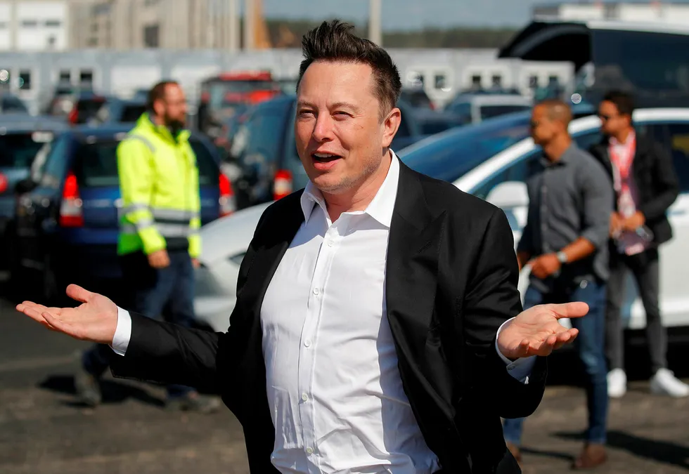 Tesla-gründer Elon Musk sier de nye batteriene ikke kommer i masseproduksjon før i 2022.