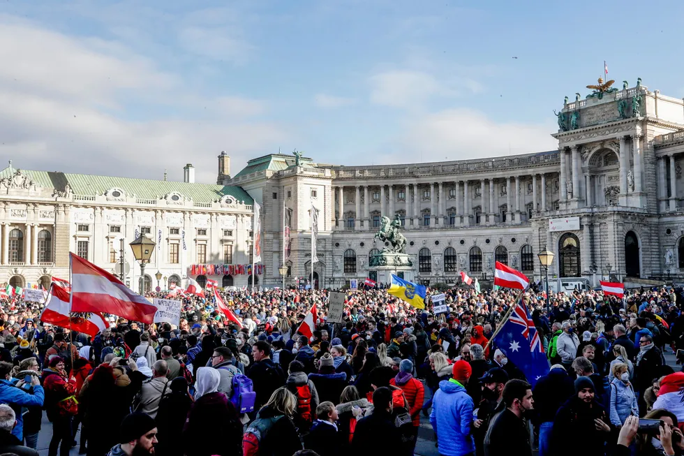 Fra februar blir det obligatorisk å ta koronavaksinen i Østerrike, noe denne demonstranten tydeligvis ikke er glad for.