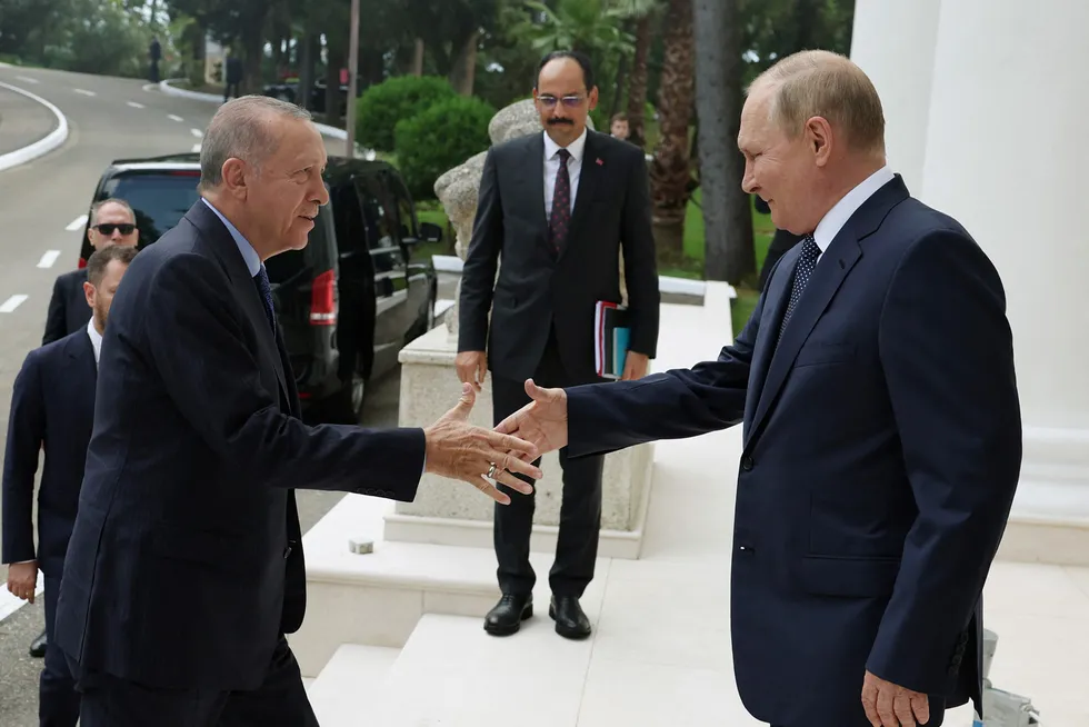 President Recep Tayyip Erdogan blir tatt imot av Vladimir Putin i Sotsji i august i fjor.