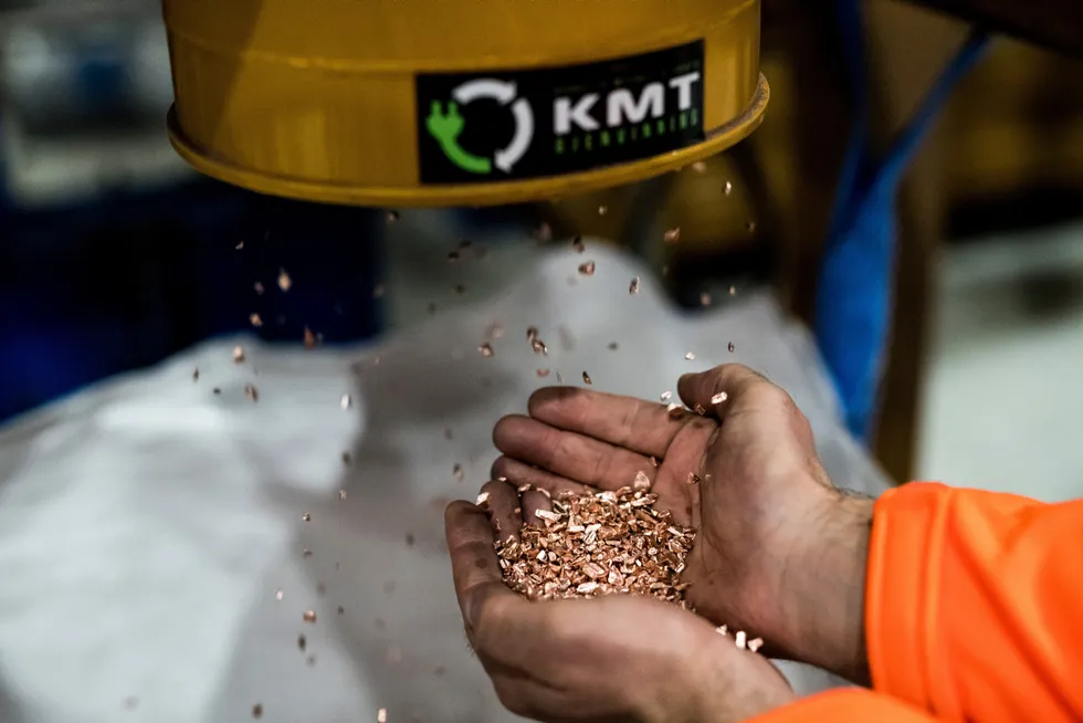 Råvareprisene stiger, ikke minst på kobber. Kabel Metall & Trafo Gjenvinning (KMT) resirkulerer metall, som kobber, og tjener godt på det.