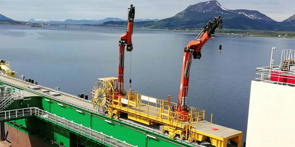 Havfarmen og Techano sine kraner har endelig fått nord-norske fjell i bakgrunnen.