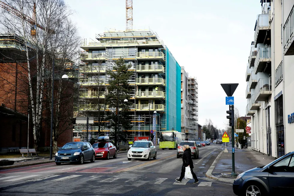 Nye Oslo-regler kan få positive konsekvenser for boligmarkedet i randkommunene til hovedstaden. Her fra et byggeprosjekt i Lillestrøm sentrum. Foto: Fredrik Bjerknes
