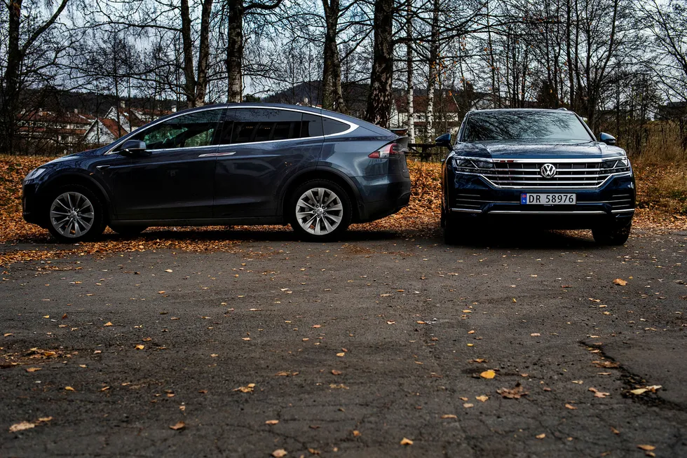 En eier av en Volkswagen Touareg (til høyre) må ut med over en halv million kroner i avgifter i løpet av bilens levetid. Til sammenligning blir det litt under 8000 kroner for dem som har Tesla X.