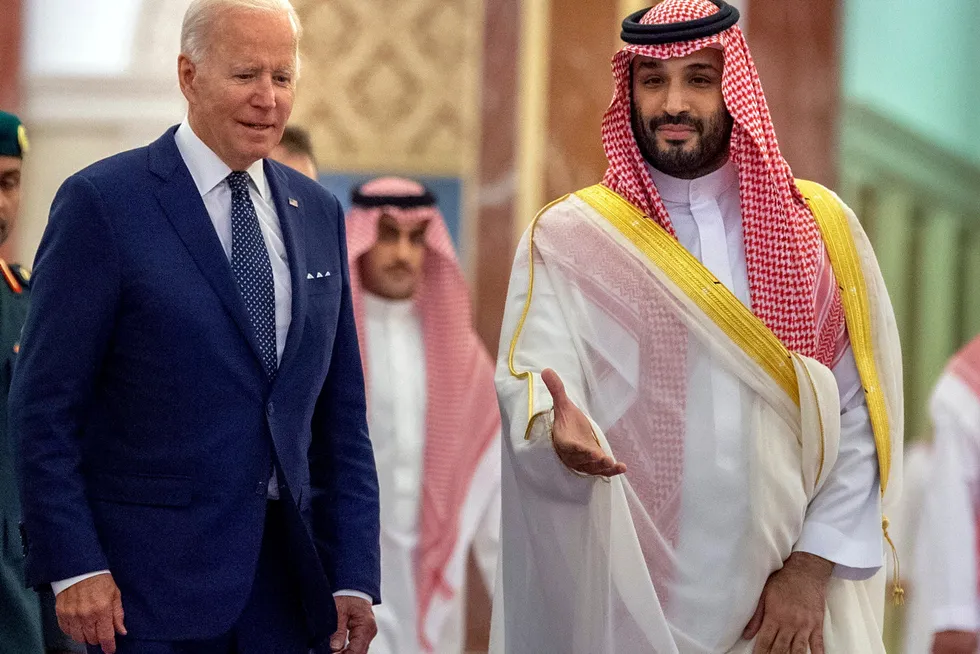 I midten av juli fikk Saudi-Arabias kronprins Mohammed besøk av USAs president Joe Biden. Han har vært nødt til å justere kursen etter tidligere å ha lovet å gjøre Saudi-Arabia til en «pariastat» som følge av drapet på Jamal Khashoggi.