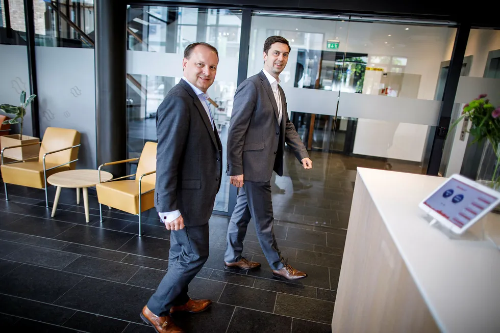 Erik Bjordal (til venstre) i Frende Forsikring går sammen med Norgesgruppen om å markedsføre skade- og livsforsikring til kundene. Her med Sverre Lexow i nystartede Trumf Forsikring. Foto: Gunnar Blöndal