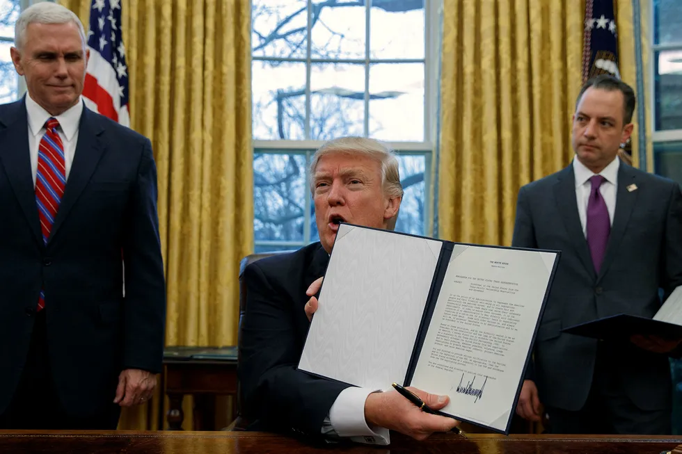 President Donald Trump bytter ut stabssjef Reince Priebus (til høyre). Til venstre er visepresident Mike Pence. Foto: Evan Vucci/AP/NTB Scanpix