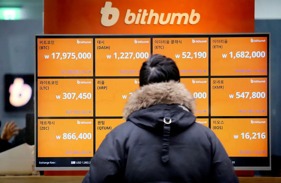 Prisen på bitcoin nådde en foreløpig topp i desember, da den ble handlet til 19.000 dollar. Kursen har nå falt tilbake. Foto: Ahn Young-joon/AP/NTB Scanpix