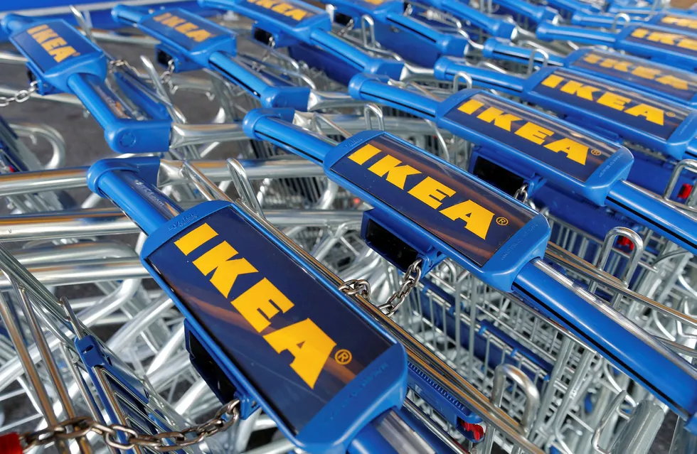 I Storbritannia kan Ikea-kundene nå fylle handletrallene med batterier som kan lades ved hjelp av solcellepaneler. Foto: Jacky Naegelen/Reuters/NTB Scanpix