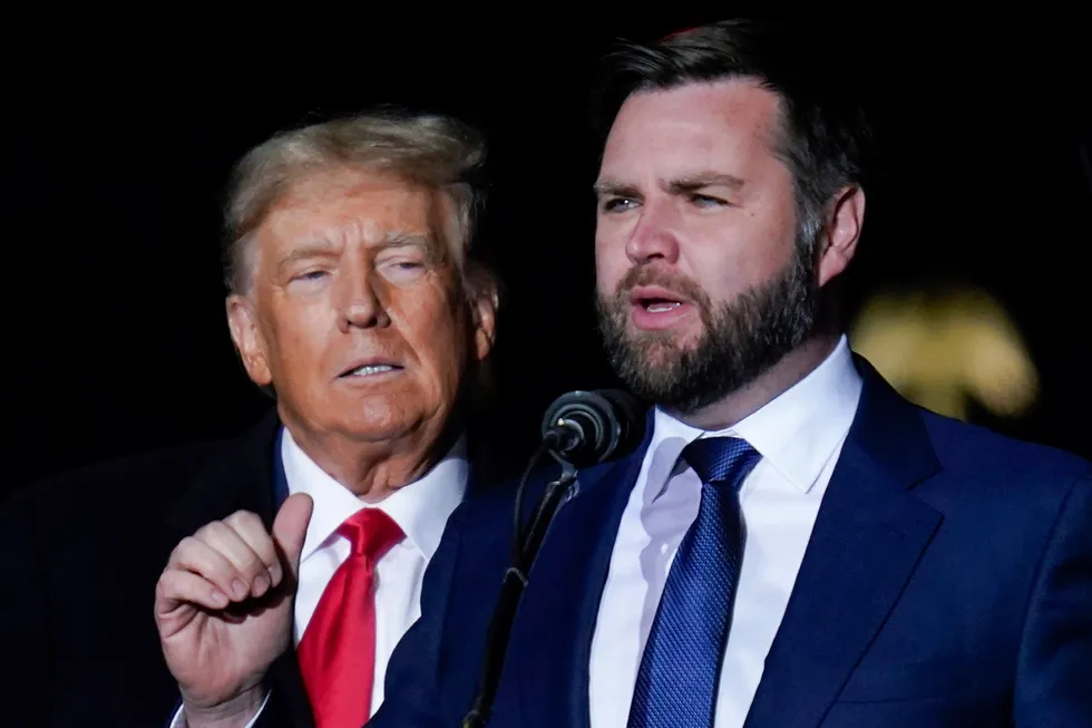 Ohio-senator J.D. Vance, her sammen med Donald Trump under et valgkampmøte i hjemstaten Ohio i 2022, kan bli USAs neste visepresident.