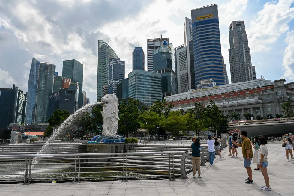 Singapore er «kanarifuglen» i verdensøkonomien, som tidlig fanger opp endringer. Til tross for delvis stengte grenser og omikronsmitte er det optimisme å spore – og høy økonomisk vekst.