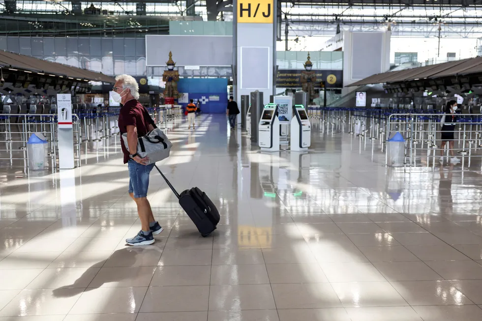 Thailand har åpnet for innreise for fullvaksinerte fra over 60 land, men med mange restriksjoner. Her fra hovedflyplassen Suvarnabhumi Airport i Bangkok på mandag.