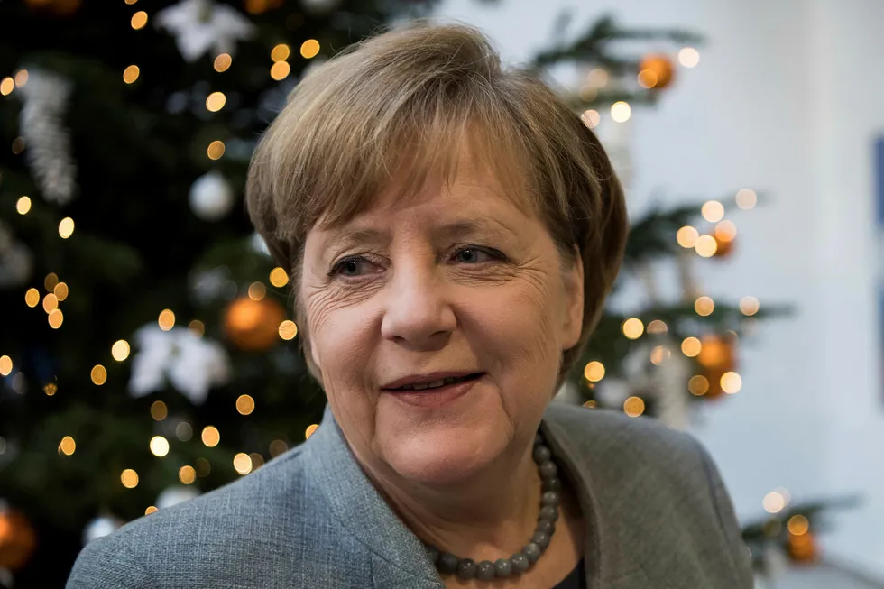 Tysklands statsminister Angela Merkel ber i sin nyttårstale landets innbyggere respektere hverandre i politiske diskusjoner. Hun uttrykker bekymring rundt folks svært forskjellige politiske meninger. Foto: Bernd von Jutrczenka / AP / NTB scanpix