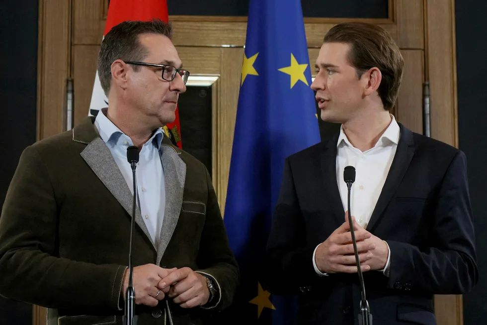 Heinz-Christian Strache (t.v.), leder for det høyrenasjonalistiske Frihetspartiet (FPÖ) går inn i alliansen med leder for Det konservative Folkepartiet (ÖVP) Sebastian Kurz (t.h.). Foto: Ronald Zak