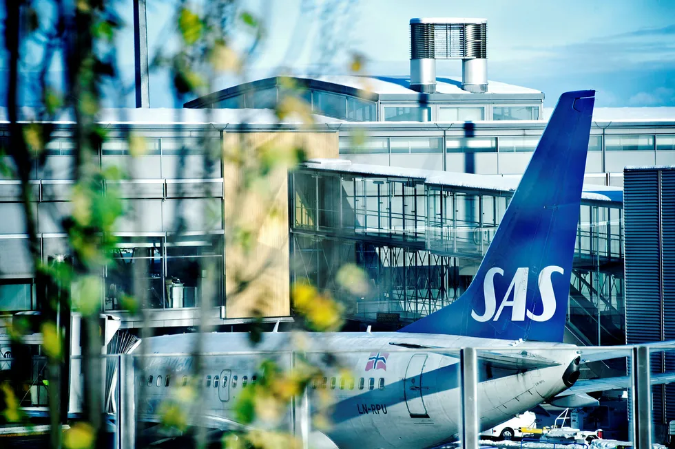 SAS trenger mer enn 12,5 milliarder kroner i ny finansiering – blant annet frisk egenkapital – og ber statene om hjelp. Også Norge kan bli med på en løsning. Her fra Oslo lufthavn.