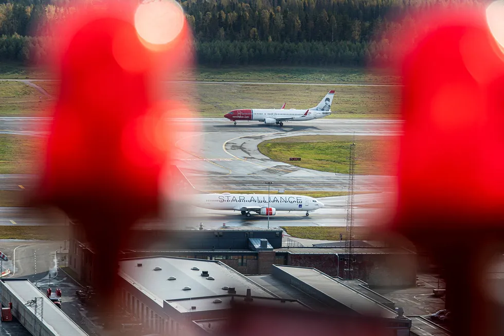 Det blinker rødt i regnskapene til både Norwegian og SAS – tross statlige redningspakker. Kontantbeholdningen minker fort og kundene venter fortsatt på refusjoner. Her fra Oslo lufthavn.
