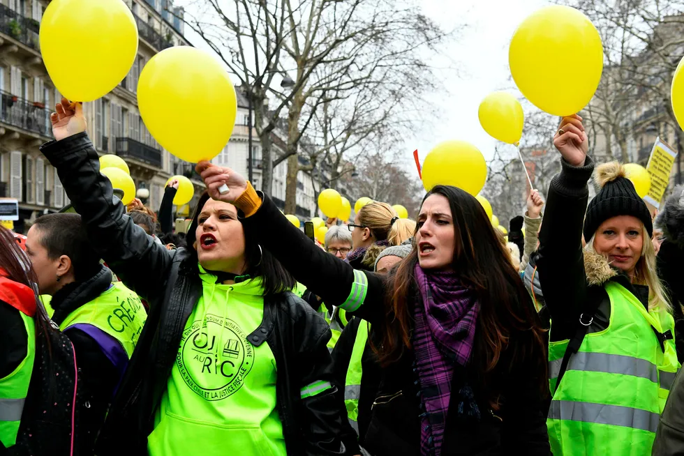 Tusenvis av gulkledde demonstranter tok til gatene i Paris i helgen.