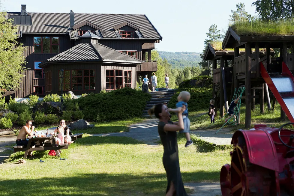 Hunderfossen Hotell & Resort ligger 400 meter fra en av landets største fornøyelsesparker. Foto: Dagens Næringsliv