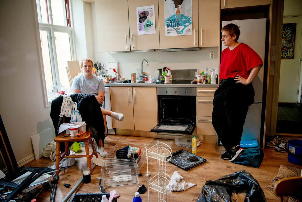 Even Mjaaland og Hedwig Thiery Aresvik vasker seg ut av leiligheten sin på Grünerløkka. De forteller at de har fått støt fra komfyren, og at de ikke har fått den hjelpen de har etterspurt fra RSV Eiendom. Daglig leder Stine Berg sier at de ikke har mottatt noen skriftlig innrapportering av feilen.