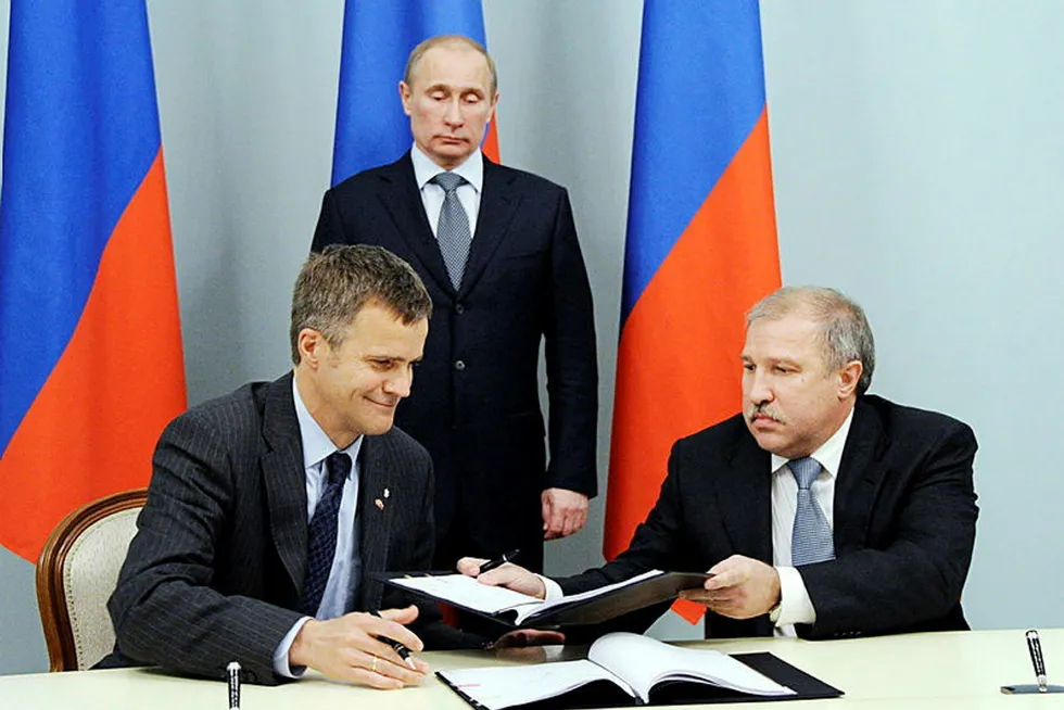 Vladimir Putin sto like bak under signeringsseremonien med Helge Lund og Eduard Khudajnatov.