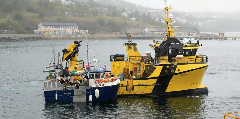 Fiskefartøyet «S. Berntzen» gikk på grunn lørdag morgen. Lørdag kveld slepte arbeidsbåten «Niklas» sjarken til Harstad.