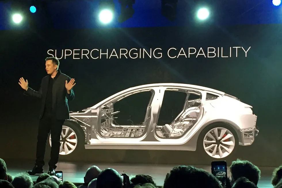 – Forventer å ferdigstille første bil fredag, skriver Tesla-sjef Elon Musk i en Twitter-melding. De første 30 kundene får overlevert sin Model 3 28. juli. Foto: AP Photo/Justin Pritchard/NTB Scanpix