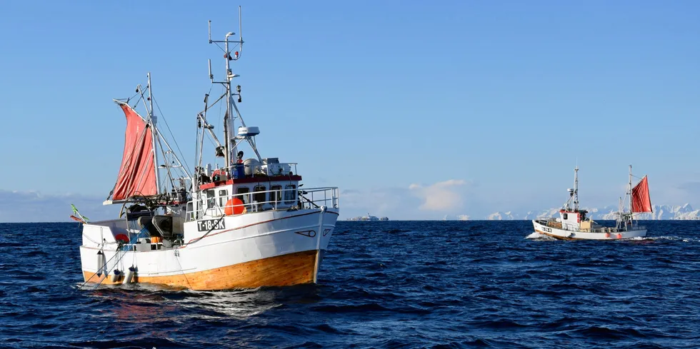 Åpen gruppe-båten «Kristine» fra Grovfjord fotografert på Lofothavet.