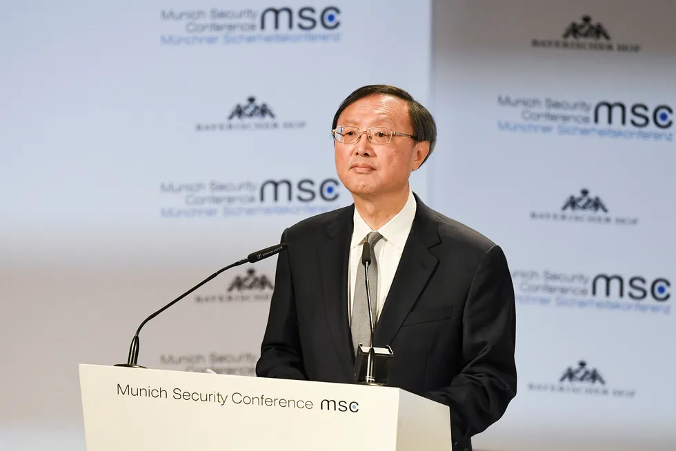 Kinas utsending til sikkerhetskonferansen i München, Yang Jiechi, snakket varmt om internasjonalt samarbeid, men sto steilt i forsvaret av selskapet Huawei.