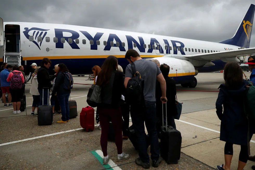 Passasjerer må nå betale ekstra for håndbaggasje hos flyselskapet Ryanair.