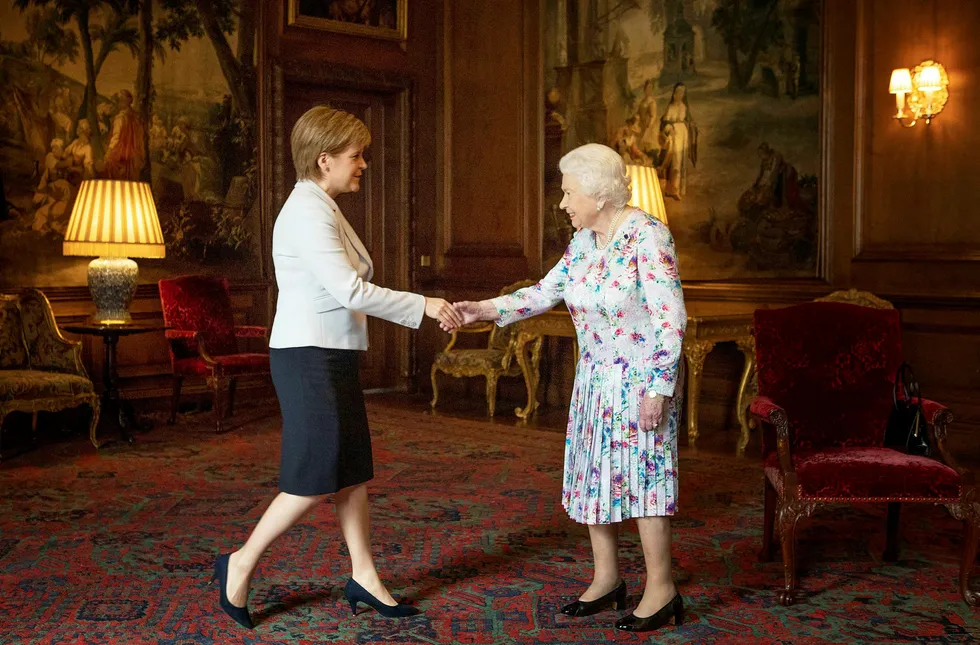 Skottlands førsteminister Nicola Sturgeon (til venstre), her med dronning Elizabeth, er bekymret etter at Boris Johnson ble britisk statsminister.