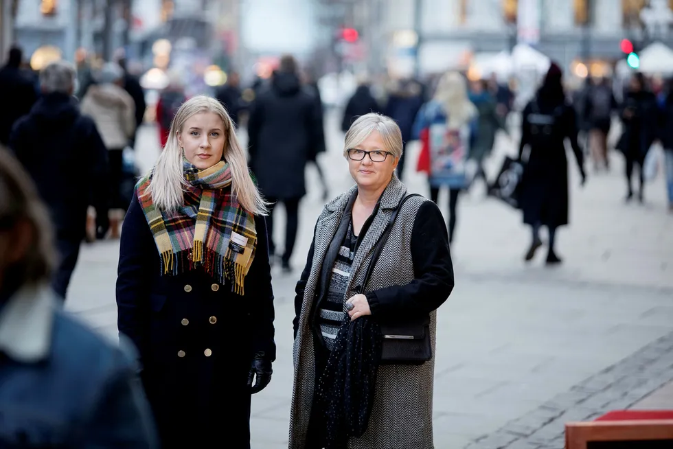 Sylvia Lind, leder i Elevorganisasjonen, og Rita Helgesen, leder i Norsk Lektorlag, har gått sammen med IKT Norge og forlagene til kamp mot offentlige Nasjonal digital læringsarena som lager digitale læremidler. Foto: Øyvind Elvsborg