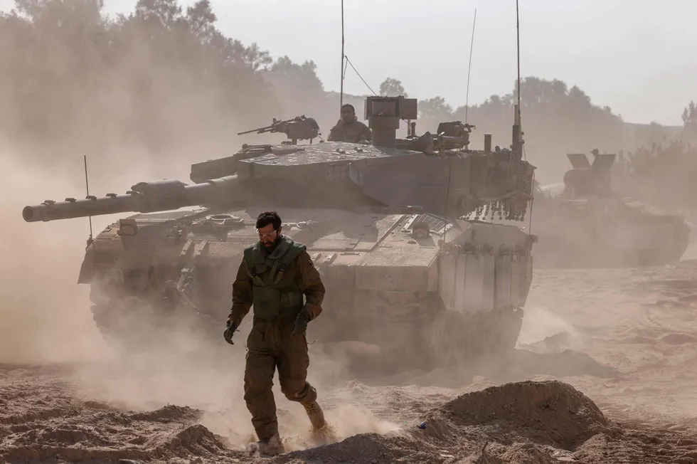 Israelske styrker mot grensen til Gaza. Jakten på Hamas-militsen intensiveres.