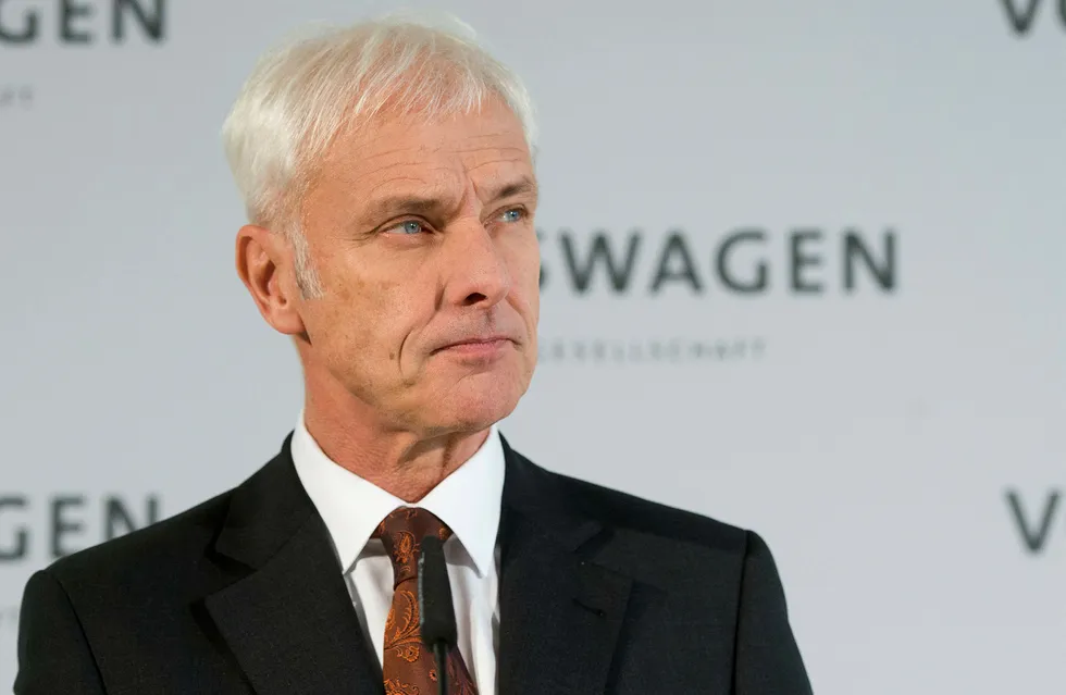 Matthias Müller har to år igjen av kontrakten sin som konsernsjef for Volkswagen, men allerede nå kan det være over. Foto: Julian Stratenschulte/dpa via AP