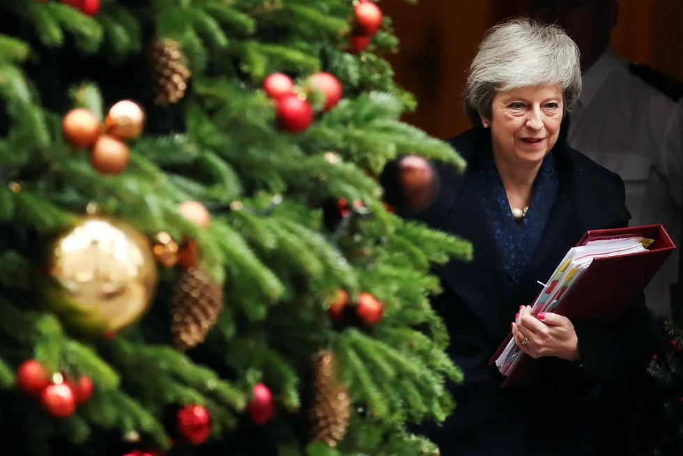 Storbritannias statsminister tar brexit-uroen med seg inn i julestria.